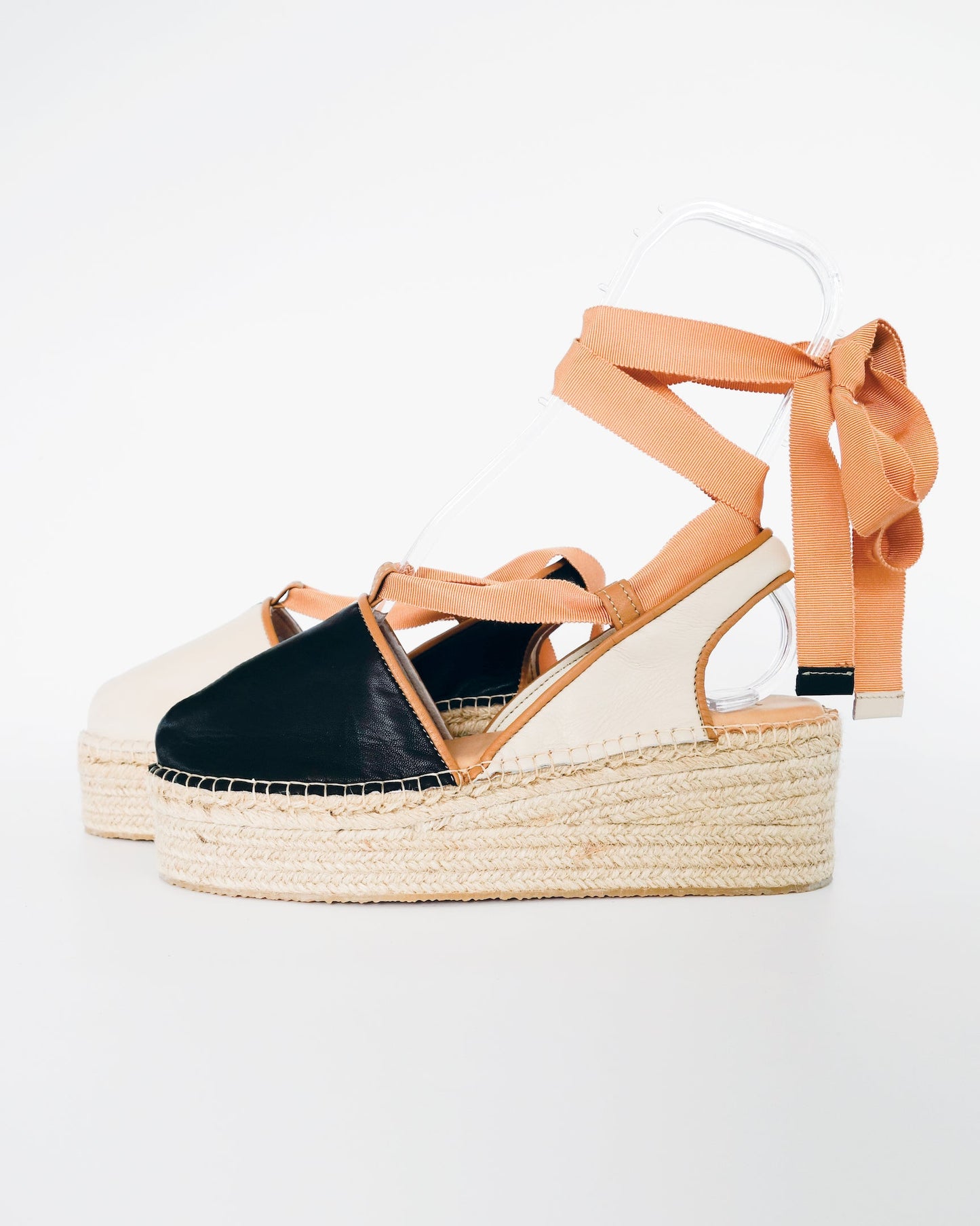 Closed Ties Flatform | Neutrals Block